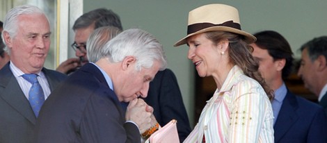 El Duque de Huéscar besa a la Infanta Elena en el Concurso de Saltos de Madrid