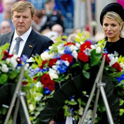 Los Reyes de Holanda dejan una ofrenda floral en el Día de los Caídos 2014
