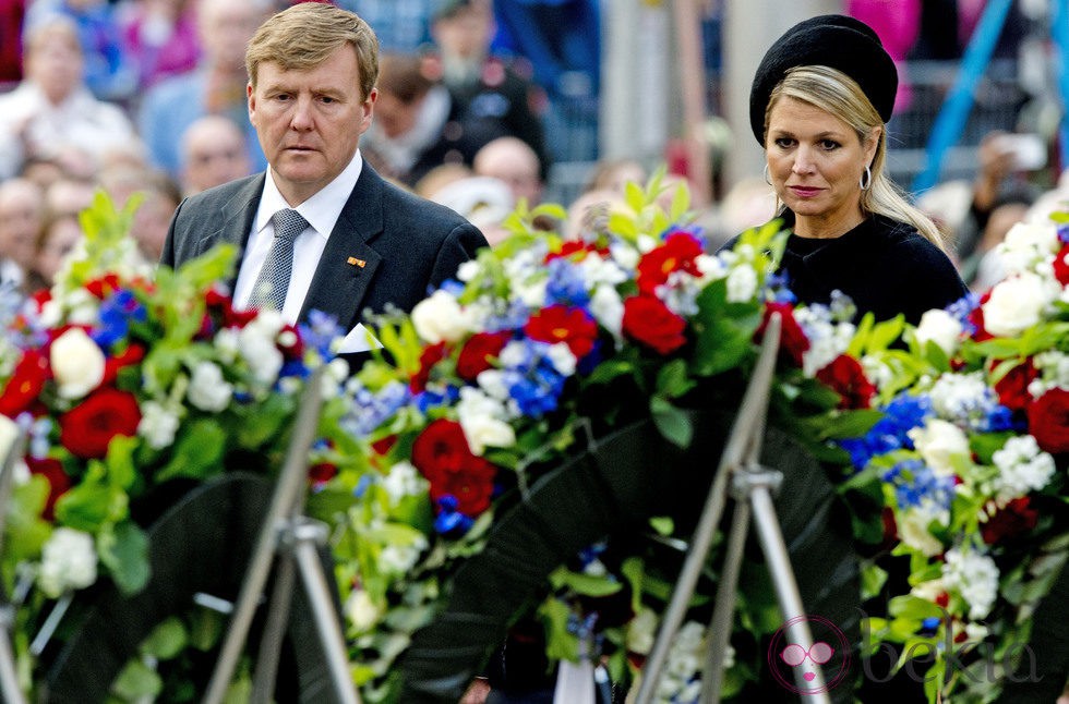 Los Reyes de Holanda dejan una ofrenda floral en el Día de los Caídos 2014