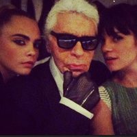 Cara Delevigne, Karl Lagerfeld y Lily Allen