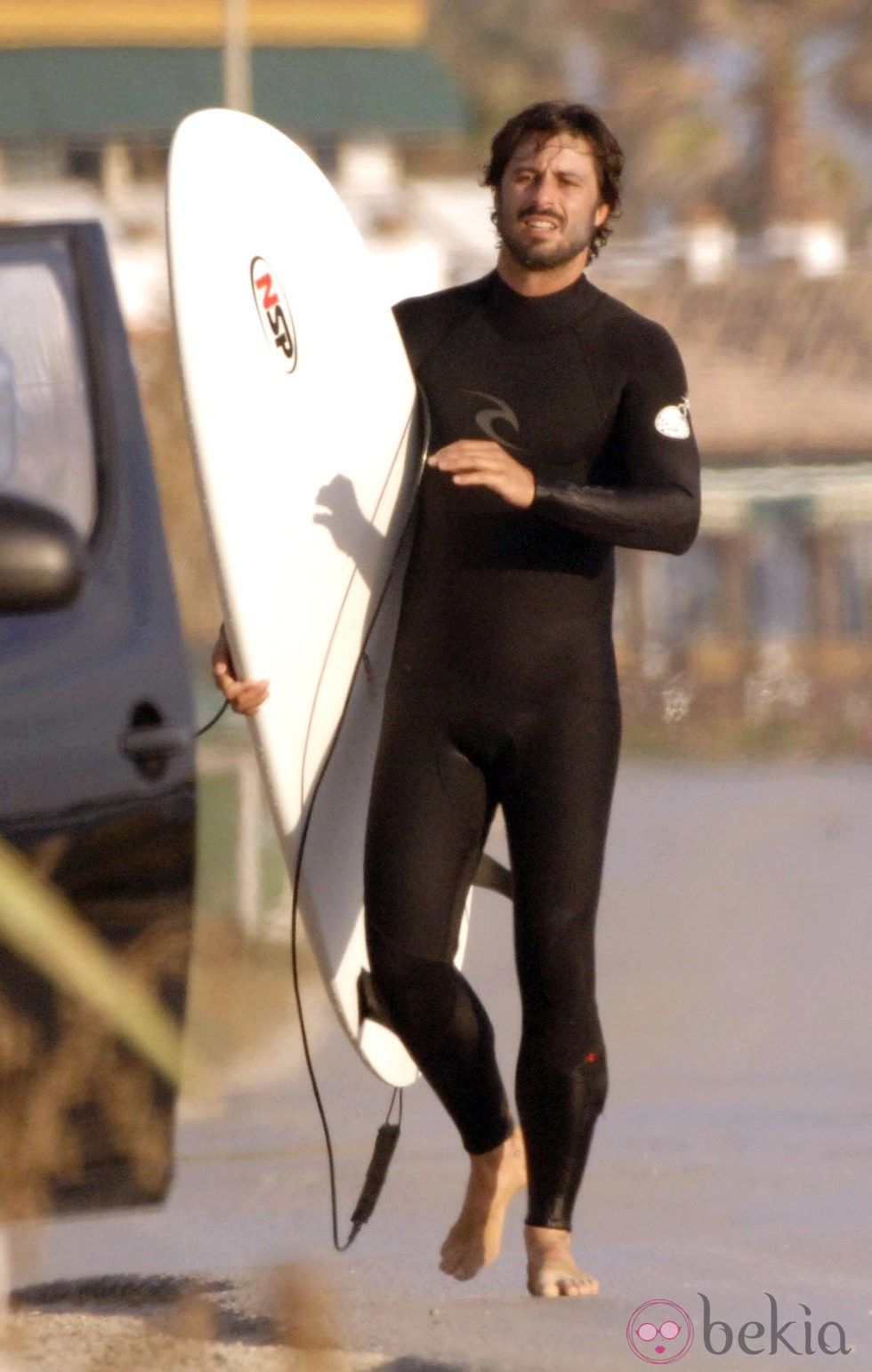 Hugo Silva haciendo surf en las playas de Cádiz