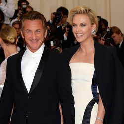 Sean Penn y Charlize Theron en la Gala MET 2014