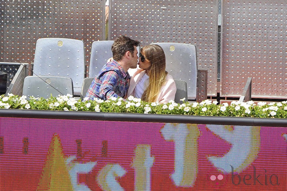 Fonsi Nieto y Marta Castro besándose en el Open Madrid 2014