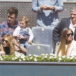 Fonsi Nieto con su hijo Lucas y su novia en el Open Madrid 2014
