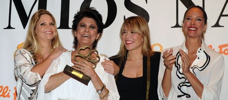 María Pineda recoge su galardón junto a Makoke, Estefanía Luyk y Raquel Meroño en los Premios Naranja y Limón 2014