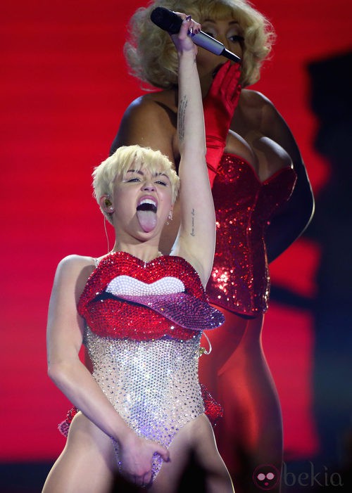 Miley Cyrus durante el concierto en Londres del 'Bangerz Tour'