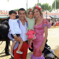 Víctor Puerto y Noelia Margoton con sus hijos en la Feria de Sevilla 2014