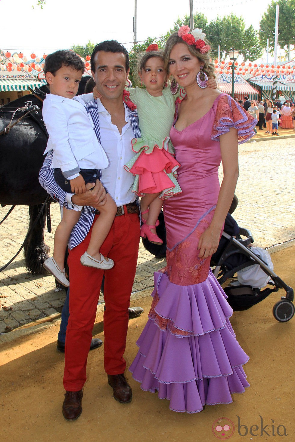 Víctor Puerto y Noelia Margoton con sus hijos en la Feria de Sevilla 2014