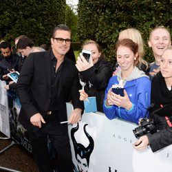 Brad Pitt atiende a los fans en la premiere de 'Maléfica' en Londres