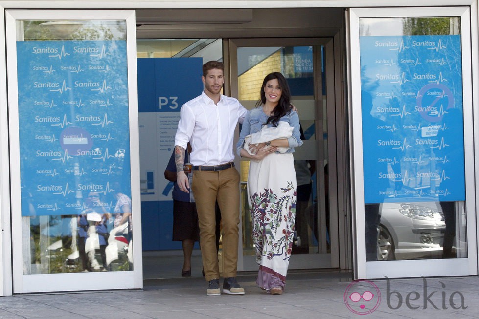 Sergio Ramos y Pilar Rubio salen del hospital con su hijo Sergio
