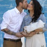 Sergio Ramos besa a Pilar Rubio en la presentación de su hijo