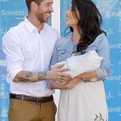 Sergio Ramos y Pilar Rubio se miran enamorados en la presentación de su hijo Sergio
