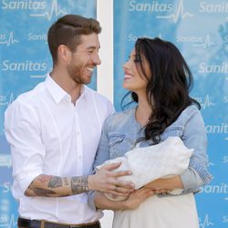 Sergio Ramos y Pilar Rubio se miran enamorados en la presentación de su hijo Sergio