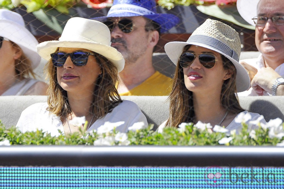 Raquel Perera y Sara Carbonero disfrutan del partido de tenis de Rafa Nadal