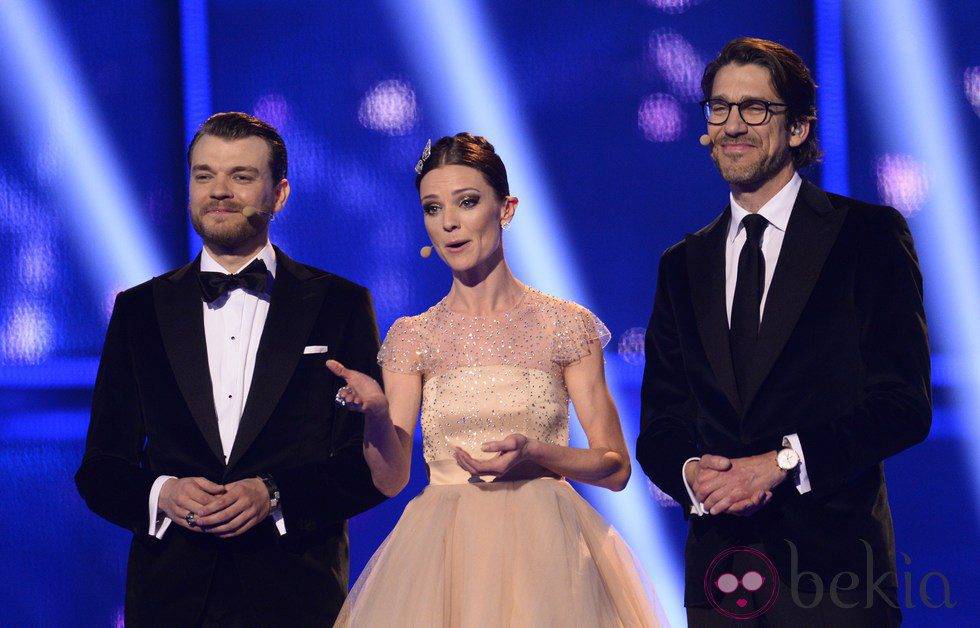 Lise Rønne, Nikolaj Koppel y Pilou Asbæk durante la presentación del Festival de Eurovisión 2014