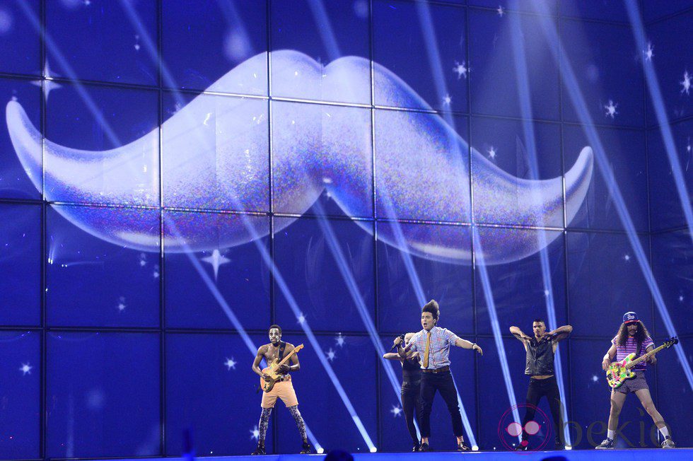 TWIN TWIN durante su actuación en el Festival de Eurovisión 2014