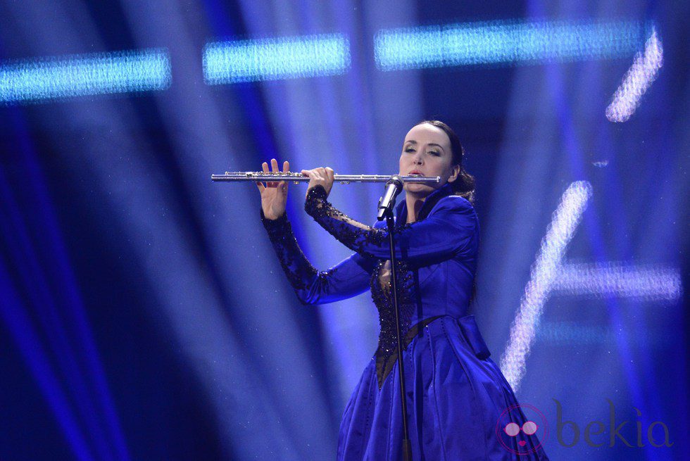 Tinkara Kovac durante su actuación en el Festival de Eurovisión 2014