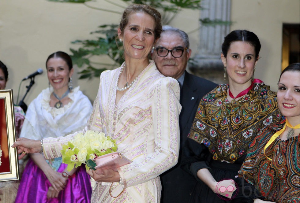 La Infanta Elena recibe el Lazo de Dama de la Real Maestranza de Caballería