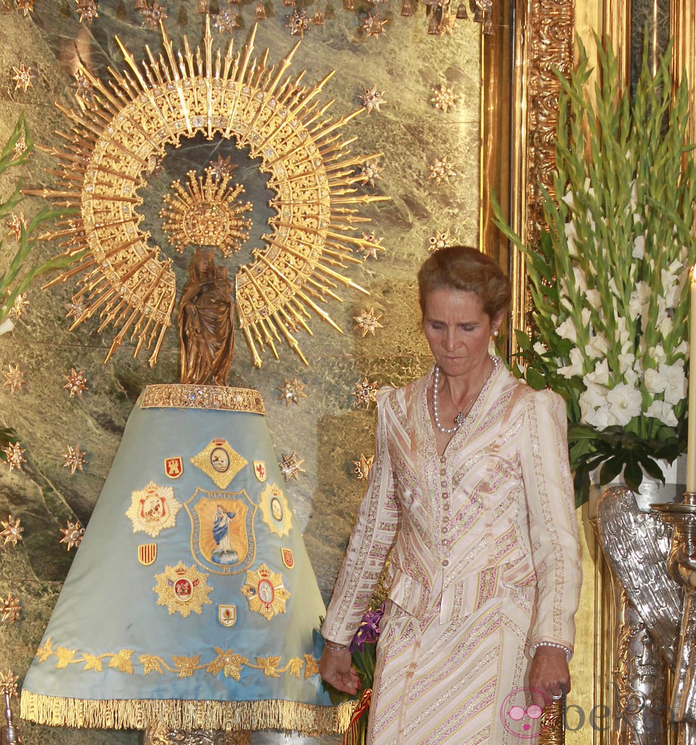La Infanta Elena junto a la Virgen del Pilar en un viaje a Zaragoza