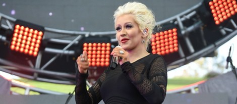 Christina Aguilera enseña embarazo en un concierto en California
