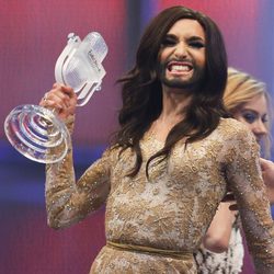 Conchita Wurst posa con su premio como ganadora del Festival de Eurovisión 2014