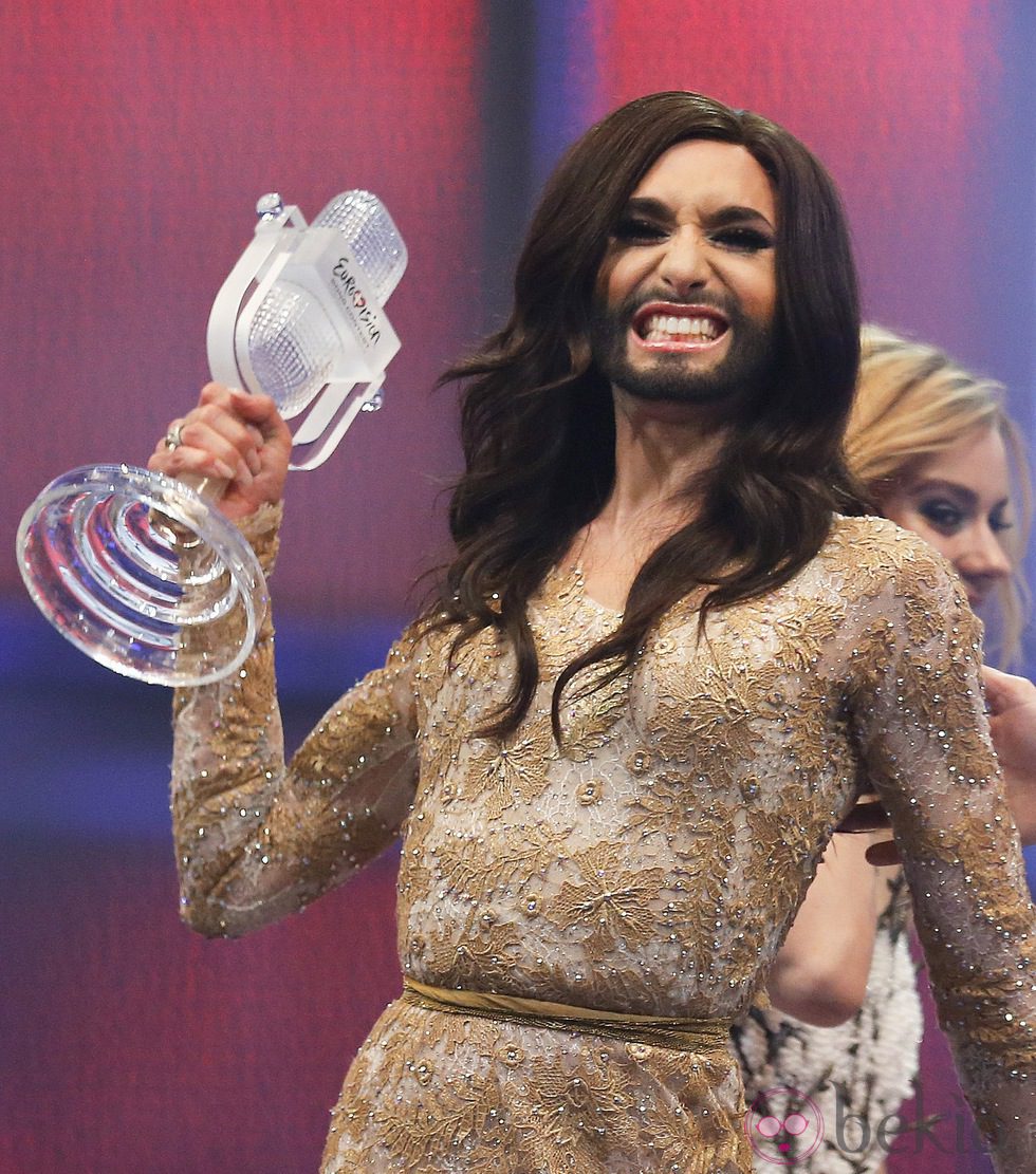Conchita Wurst posa con su premio como ganadora del Festival de Eurovisión 2014