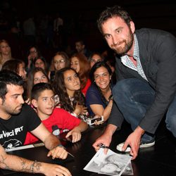 Dani Rovira firmando autógrafos en el Festival de Cine de Melilla 2014
