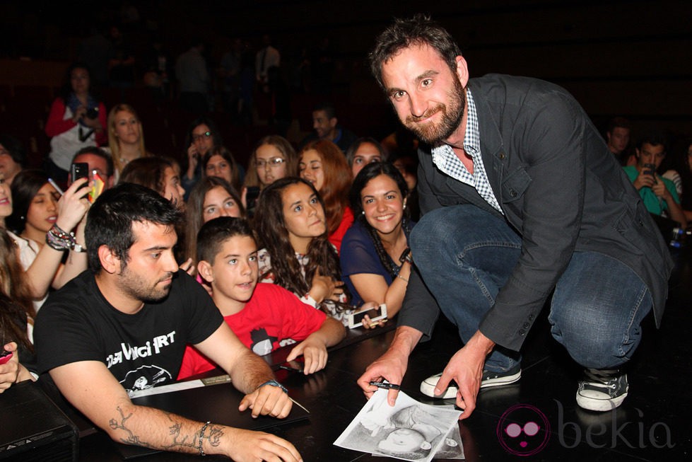 Dani Rovira firmando autógrafos en el Festival de Cine de Melilla 2014