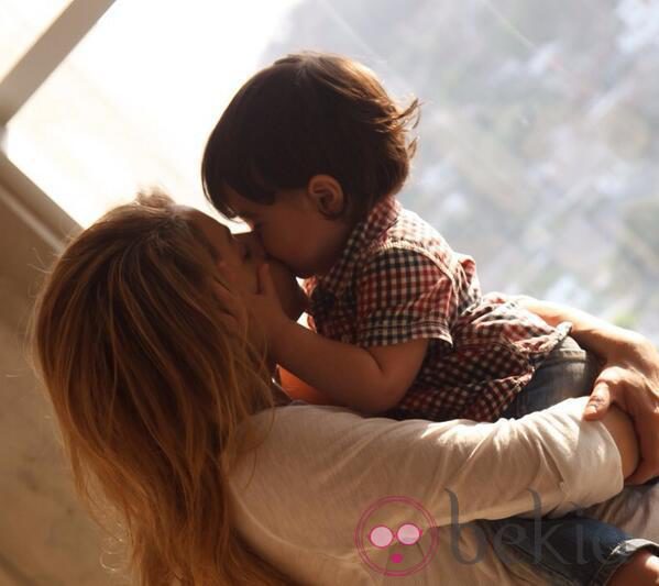 Shakira y Milan Piqué se dan un beso para celebrar el Día de la Madre 2014