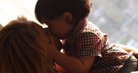 Shakira y Milan Piqué se dan un beso para celebrar el Día de la Madre 2014