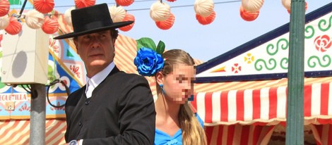 Cayetano Martínez de Irujo con su hija Amina en la Feria de Sevilla 2014