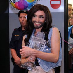 Conchita Wurst a su llegada al aeropuerto de Viena tras ganar Eurovisión 2014