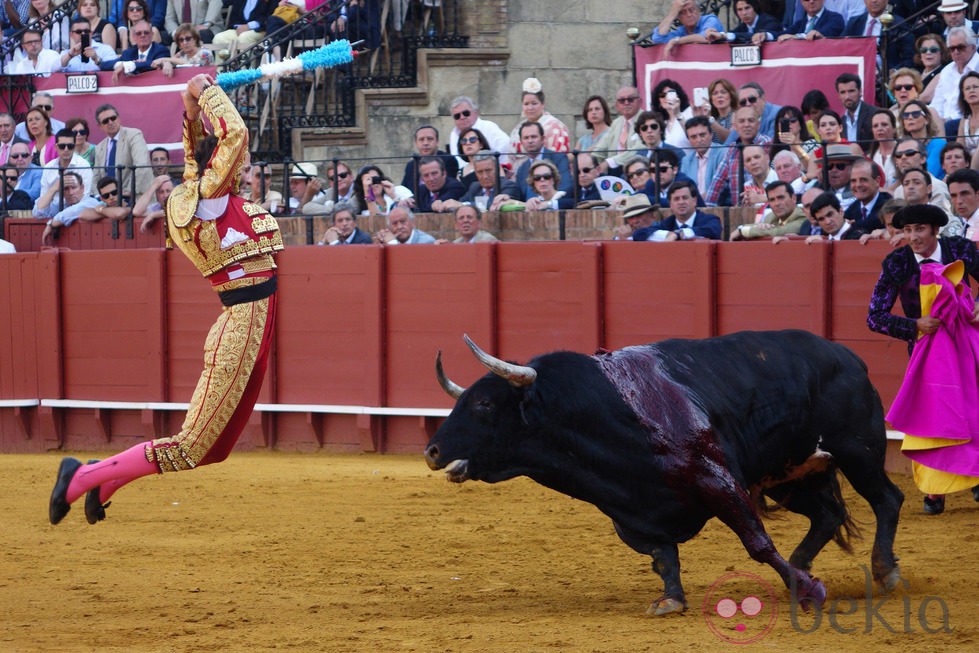 Juan José Padilla a punto de poner las banderillas al toro de la Feria de Sevilla 2014