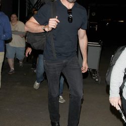 Hugh Jackman en el aeropuerto de Los Angeles tras ser operado