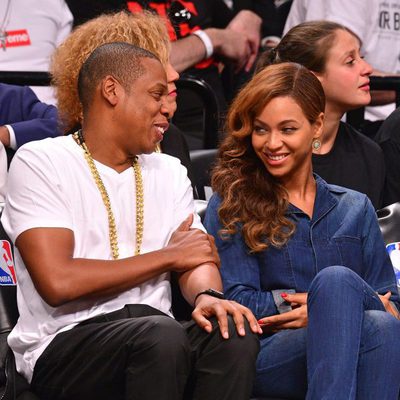 Jay-Z y Byeoncé en un partido de baloncesto