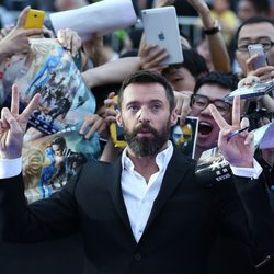 Hugh Jackman con fans en la premiere de Pekín de 'X-Men: días del futuro pasado'