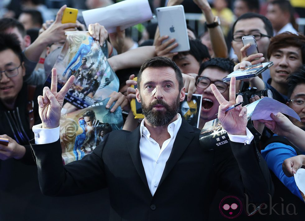 Hugh Jackman con fans en la premiere de Pekín de 'X-Men: días del futuro pasado'