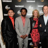 Johnny Ortiz, Elvis Nolasco, Felicity Huffan, Timothy Hutton y Benito Martinez en los Upfronts de la ABC 2014