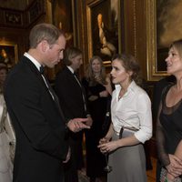 El Príncipe Guillermo hablando con Emma Watson y Kate Moss en una cena benéfica en Windsor