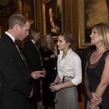 El Príncipe Guillermo hablando con Emma Watson y Kate Moss en una cena benéfica en Windsor