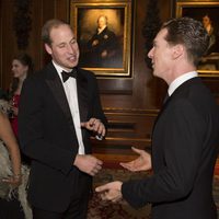 El Príncipe Guillermo charla con Benedict Cumberbatch en una cena benéfica en Windsor