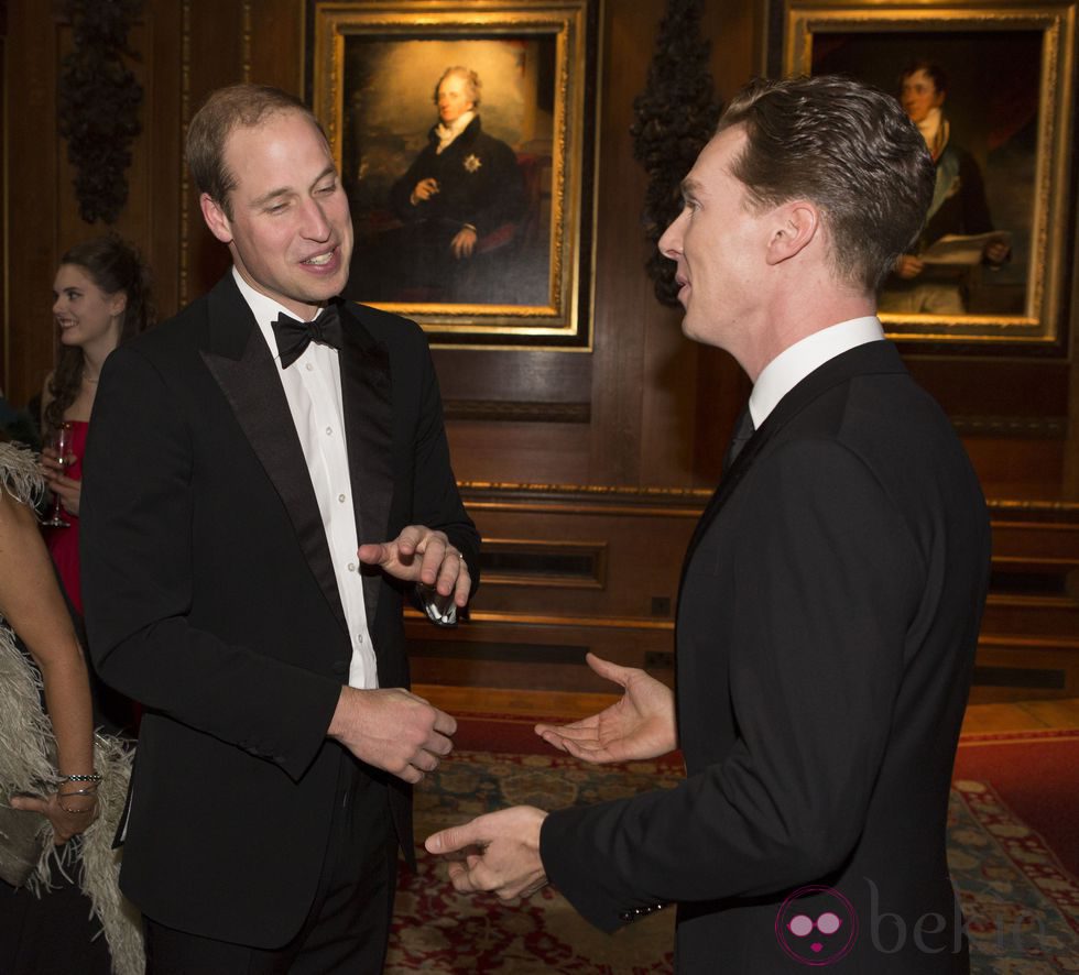 El Príncipe Guillermo charla con Benedict Cumberbatch en una cena benéfica en Windsor
