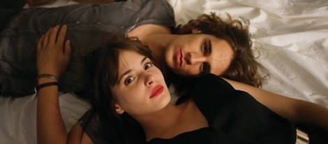 Andrea Duro y Martiño Rivas en una escena de 'Por un puñado de besos'