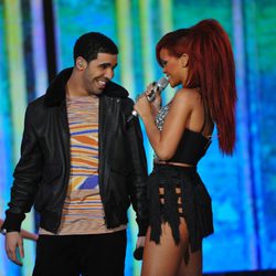 Rihanna y Drake cantan juntos en un partido de la NBA