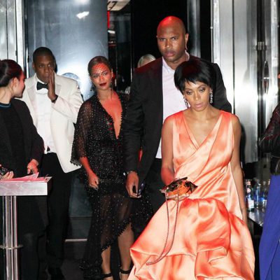 Jay Z, Beyoncé y Solange Knowles a la salida de la Gala MET 2014