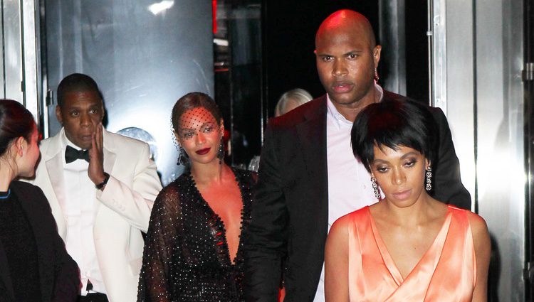 Jay Z, Beyoncé y Solange Knowles a la salida de la Gala MET 2014