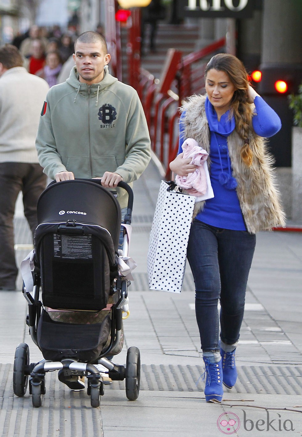Pepe y Ana Sofía Moreira paseando con su hija Angeli por Madrid