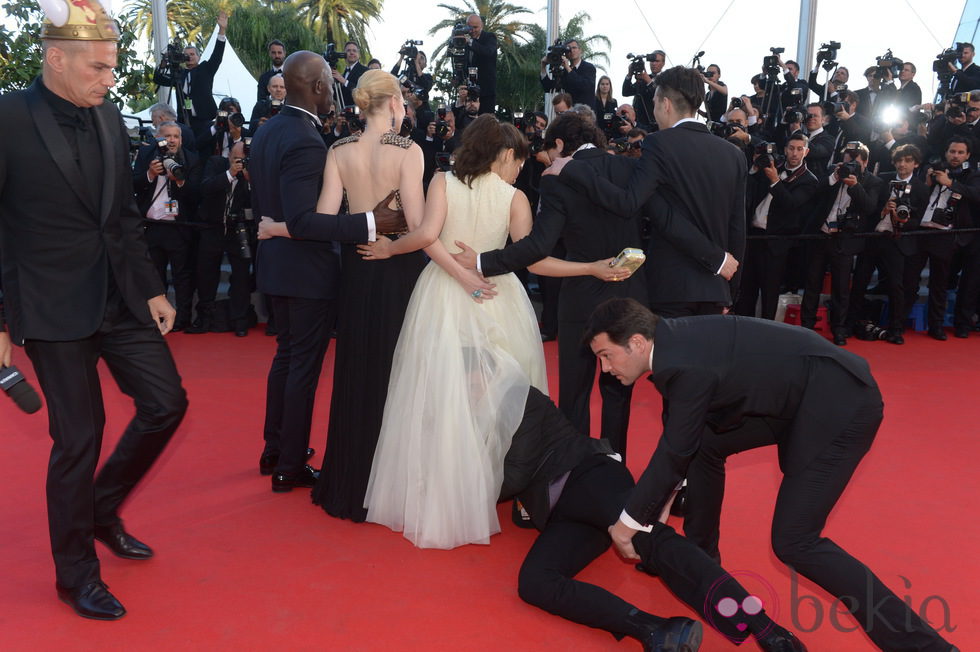 Un hombre se cuela bajo el vestido de America Ferrera en el Festival de Cannes 2014