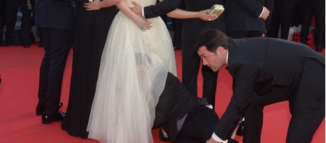 Un hombre se cuela bajo el vestido de America Ferrera en el Festival de Cannes 2014
