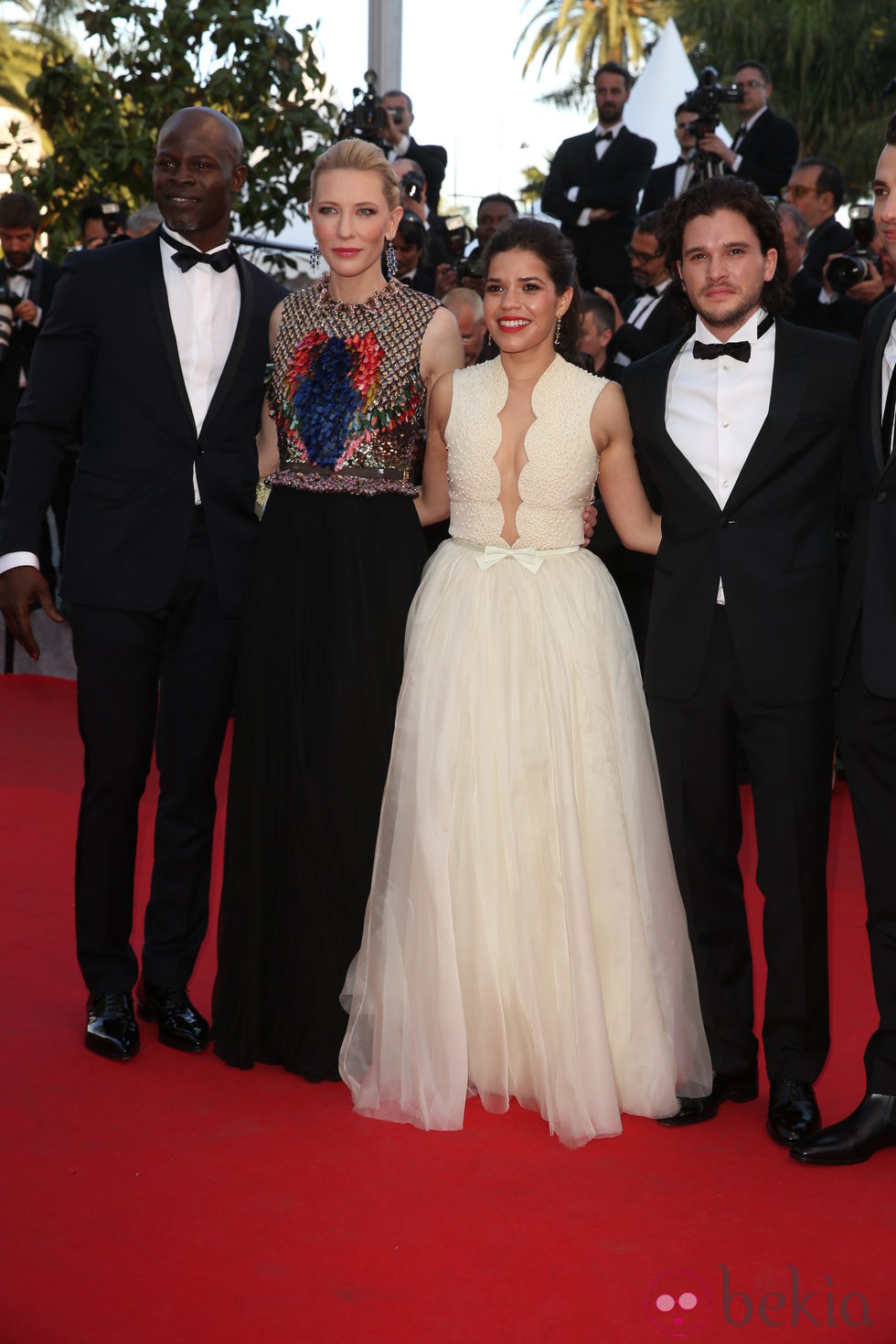 America Ferrera, Cate Blanchett, Jay Baruchel y Kit Harington posando en el Festival de Cannes 2014